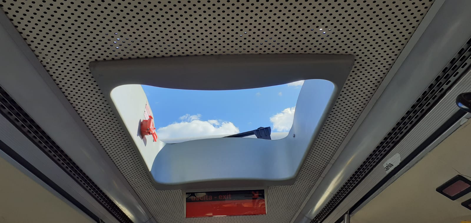 AMTS: atto vandalico contro un bus con passeggeri a bordo - Iene Sicule